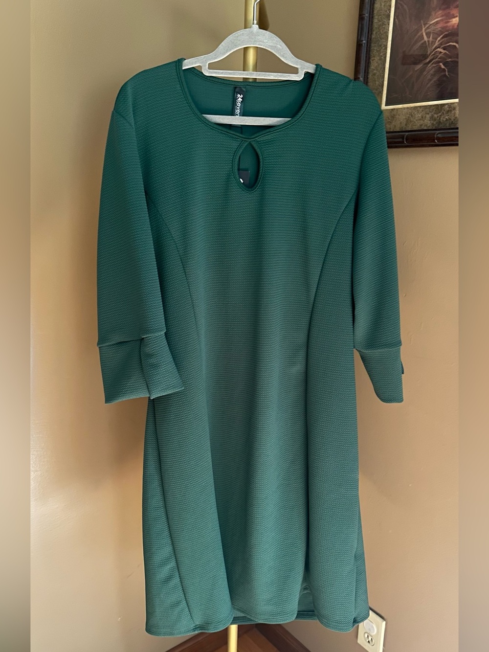 Emerald Green Keyhole Midi Dress with Three-Quarter Sleeves